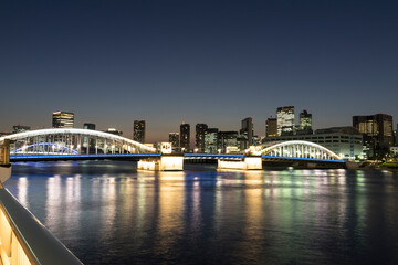 Fototapeta na wymiar ライトアップした隅田川に架かる勝鬨橋の風景