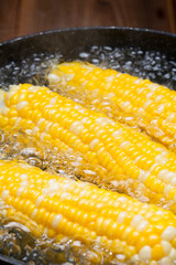 トウモロコシを湯でる