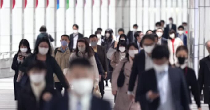Covid-19 : Crowd of people wearing masks walking to work in Tokyo, JAPAN / 4K (マスクをつけて都心へ通勤する人たち)