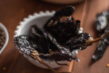 Detalle de chiles pasilla en mesa de madera condimento picante tradicional cocina mexicana