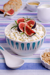 Cottage cheese with fig slices