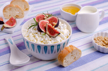Cottage cheese with fig slices