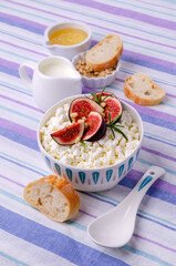 Cottage cheese with fig slices