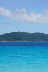 Fototapeta na wymiar 南の島の青い海