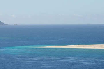 Fototapeta na wymiar 南の島の青い海