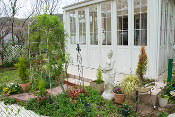 白いコンサバトリーのある庭