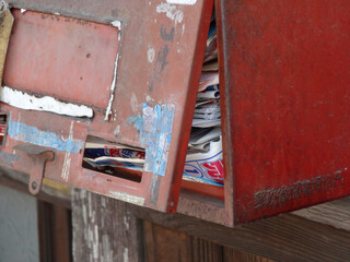 民家の古い郵便受け