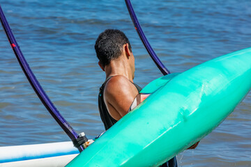 Homme portant sa pirogue 