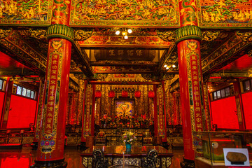 台湾　高雄の左営慈済宮の祈祷場
