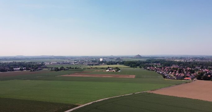 Panorama a&eacute;rien des terrils et du bassin minier pr&egrave;s de Carvin - Estevelles, Nord, Hauts-de-France, France