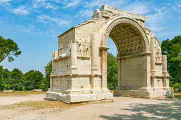 Fototapeta na wymiar Sant Remy de Provence Arco Triunfo Mausoleo de Jules
