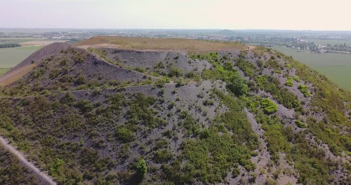 Vue a&eacute;rienne du terril d'Estevelles pr&egrave;s des fosses 24 et 25 et des mines de Courri&egrave;res - Gohelle, Estevelles, Nord, Hauts-de-France, France