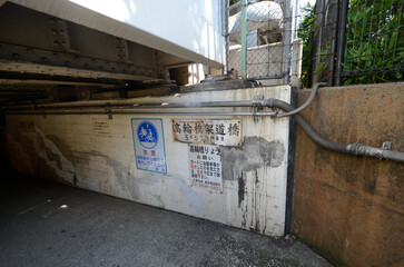 高輪橋架道橋入り口表示板