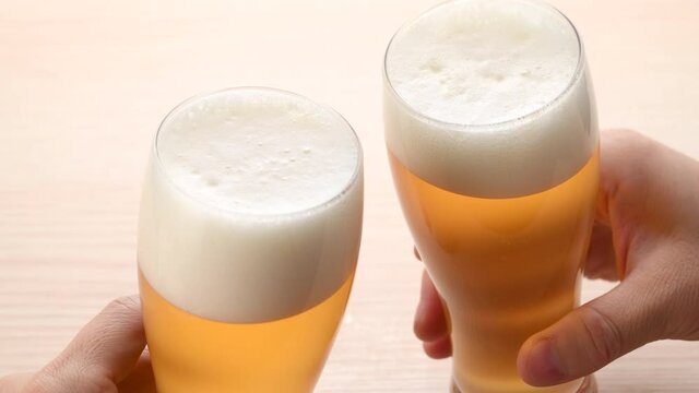 ビールで乾杯する