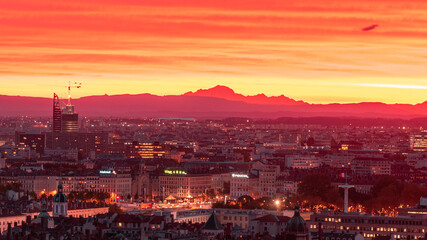 Fototapeta na wymiar Levé de soleil a Lyon avec vue sur les Alpes 