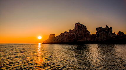 홍도의 바위섬을 배경으로 본 일출