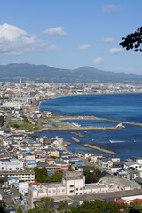 Fototapeta premium 北海道、函館山の中腹から見た昼間の函館市街地
