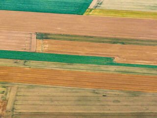 vue aérienne de champs colorés à Gourchelles dans l'Oise en France