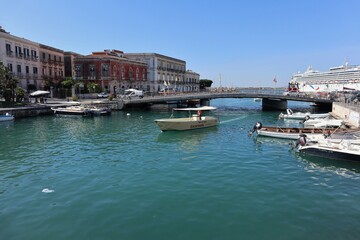 Fototapeta na wymiar Siracusa - Canale del porto
