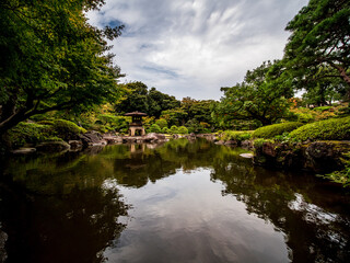 Fototapeta premium 池のある、秋の日本の伝統的な庭園の風景