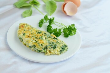 Egg white omelette with spinach, alfalfa sprout and parsley