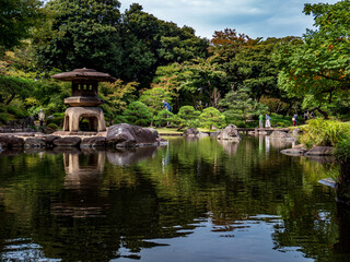 池のある、秋の日本の伝統的な庭園の風景