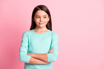 Obraz premium Portrait of her she nice attractive pretty charming cheery pensive long-haired girl folded arms looking aside copy empty blank space place isolated over pink pastel color background
