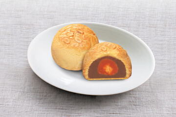 Shanghai lotus paste single yolk mooncake for Chinese Mid Autumn Festival celebration