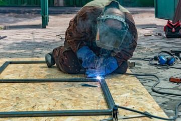 An electric welder makes a metal structure by connecting a pipe with welding and an electrode.