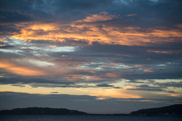 夕日に照らされオレンジ色に輝く雲
