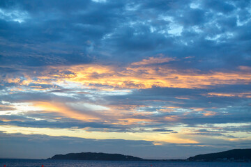 Obraz premium 夕日に照らされオレンジ色に輝く雲