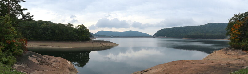 初秋の群馬県・玉原湖 (玉原ダム)(曇り日)(パノラマ)