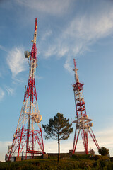 Antenas de comunicación en medio de la naturaleza