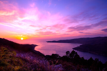 Preciosa puesta de sol en frente del océano atlántico y la desembocadura del río