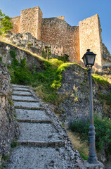 Subida al castillo de Cuenca desde la vereda del rio Jucar