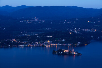 Naklejka premium イタリア、オルタ湖、サン・ジューリオ島とオルタ旧市街