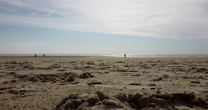 Vue de la plage au ras du sol avec gros plan sur le sable -  Equihen-Plage, C&ocirc;te d'Opale, Pas-de-Calais, Hauts-de-France, France

