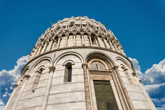 Battistero di San Giovanni, Pisa Baptistery, Saint John Baptist, in Romanesque Gothic style, Piazza dei Miracoli (Square of Miracles), Tuscany, Italy, Europe.