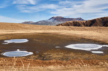 冬の阿蘇山と草千里。阿蘇くじゅう国立公園の風景。