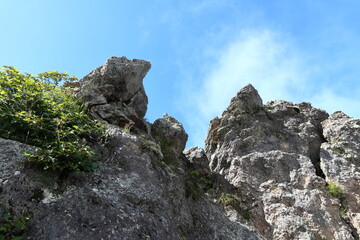 日本百名山「日光白根山」山頂の岩稜帯