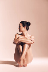 Obraz premium brunette sensual woman sitting on the floor