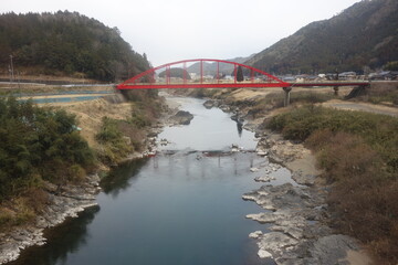 Fototapeta na wymiar 山間にある赤い橋