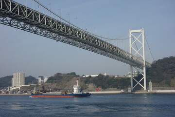 橋の下をくぐって航行する船