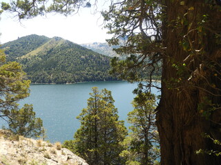 Fototapeta na wymiar vista del lago y las montañas