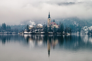 Obraz premium View of Bled lake in the morning, Slovenia. Fog over the famous landmark