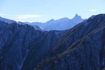 北アルプス燕岳への道　初冠雪　合戦尾根登山道から　槍ヶ岳を仰ぎ見る