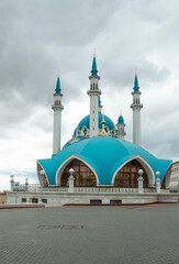 Fototapeta na wymiar Beautiful white mosque with a blue roof against the sky with clouds. Mosque a in Kazan