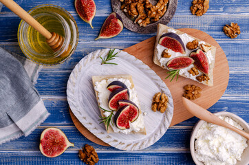 Sandwich with white cream, figs and honey