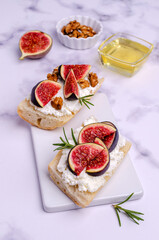 Sandwich with white cream, figs and honey