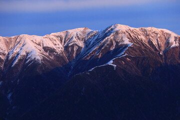 北アルプス燕岳山頂から裏銀座コース稜線を望む　朝陽に映える三ツ岳